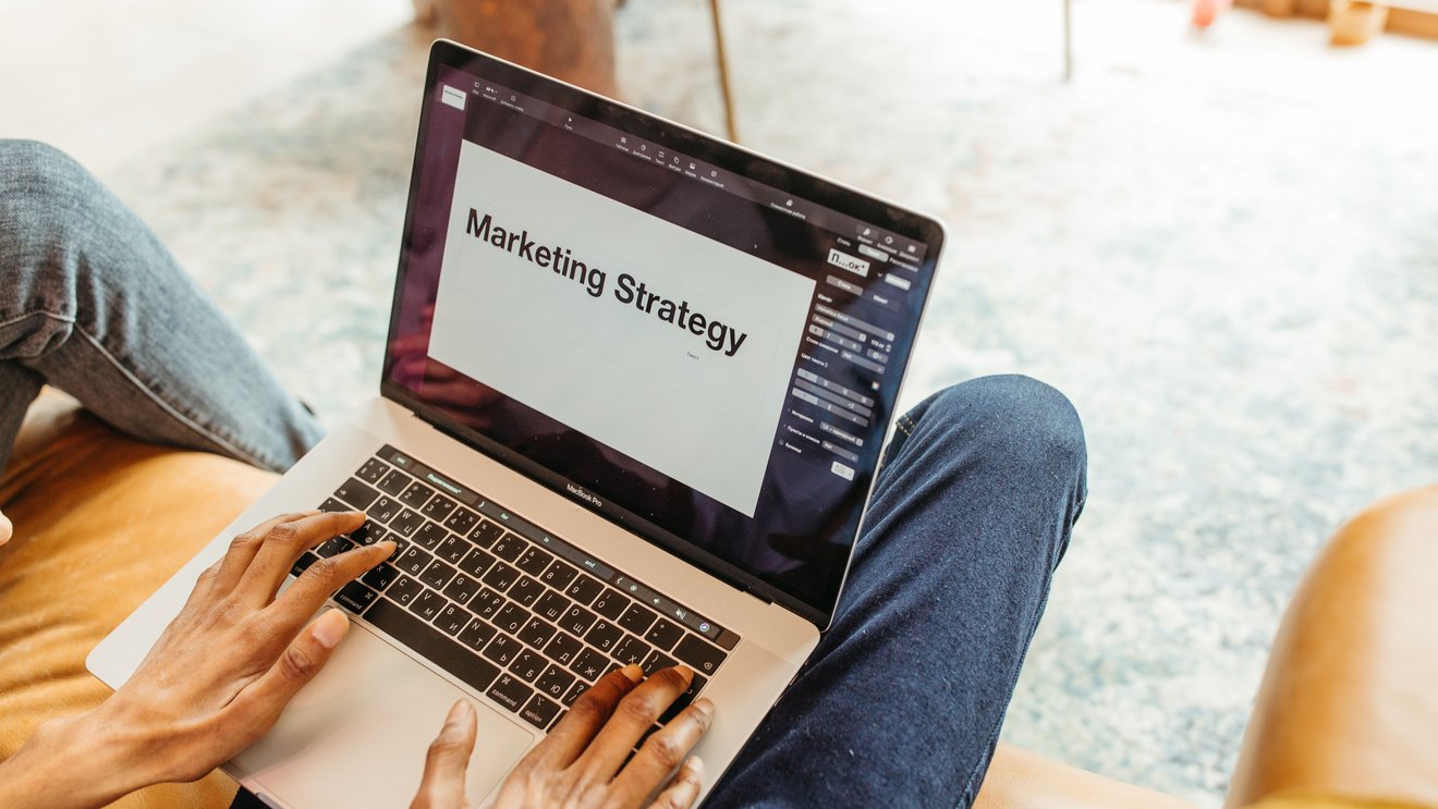 Laptop mit geöffneter Präsentation zum Thema Marketingstrategie.