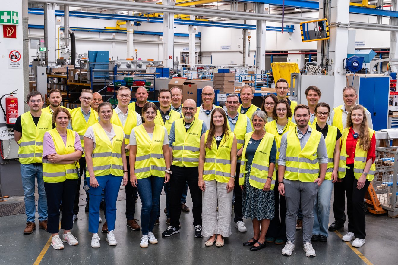 u Gast bei der Herbert Kannegiesser GmbH in Vlotho: Auftakt der it’s OWL Fokusgruppe Nachhaltigkeit & Circular Economy am 01.07.2026 mit Vertreterinnen und Vertretern von Benteler, Böllhoff, CLAAS, CONWEAVER, Fraunhofer IEM, Kannegiesser, IMA Schelling Group, InnoZent OWL, Isringhausen, Miele, OstWestfalenLippe GmbH, Simonswerk, steute Technologies, Universität Paderborn, Weidmüller, WestfalenWIND IT und dem Wuppertal Institut.