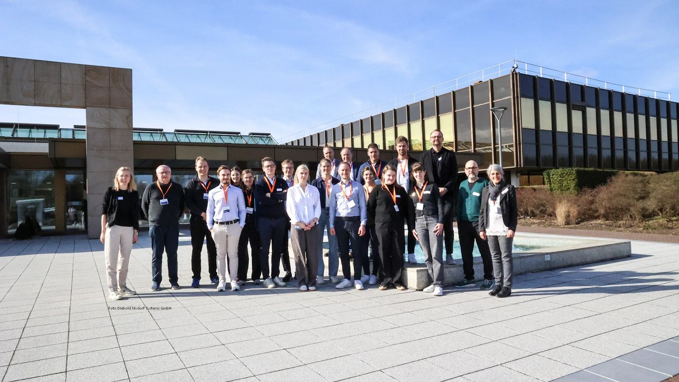 2026-03-12_Gruppenbild-draußen_IndustrieAK_T6_Diebold