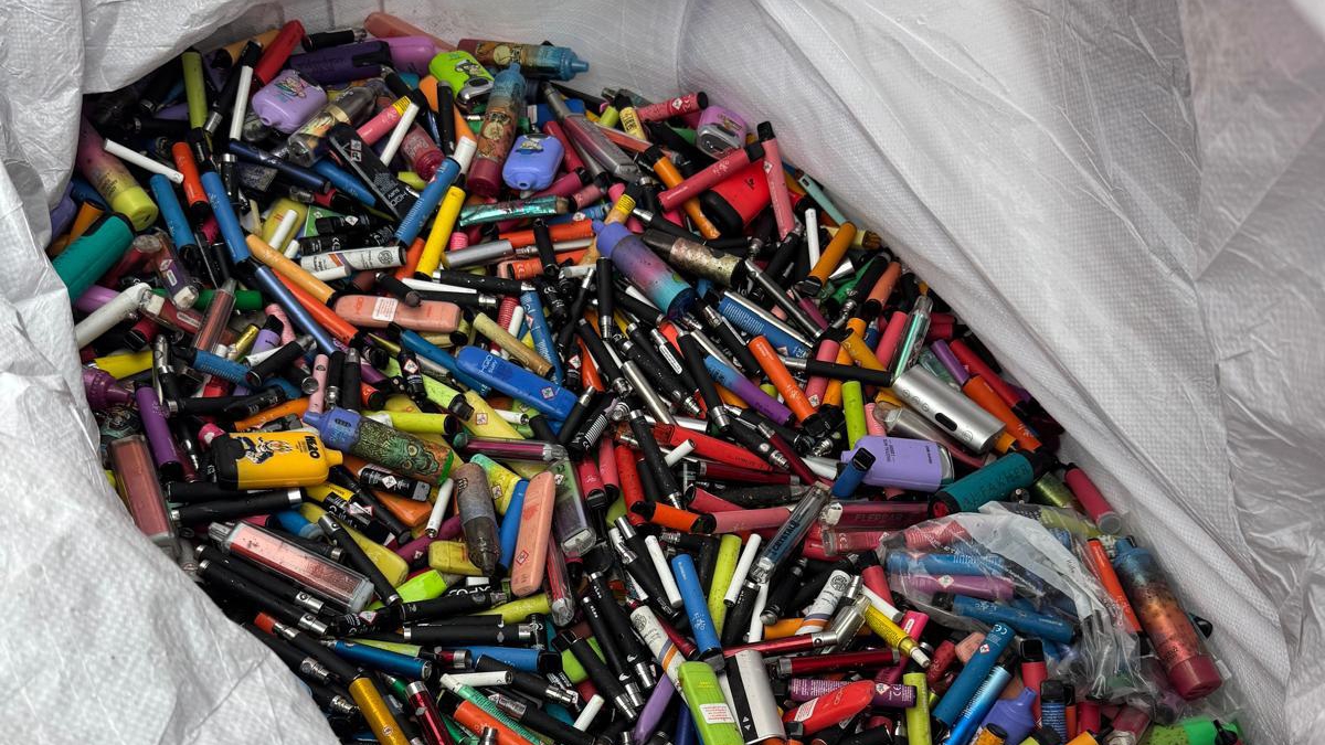 Großer weißer Sammelsack gefüllt mit Hunderten gebrauchter Einweg-E-Zigaretten in verschiedenen Farben und Größen – darunter bunte Vapes und Einwegzigaretten – zur fachgerechten Entsorgung und Batterierückgewinnung.
